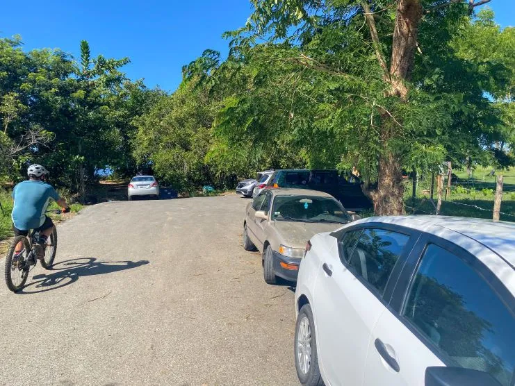 Carros estacionados cerca de Steps Beach