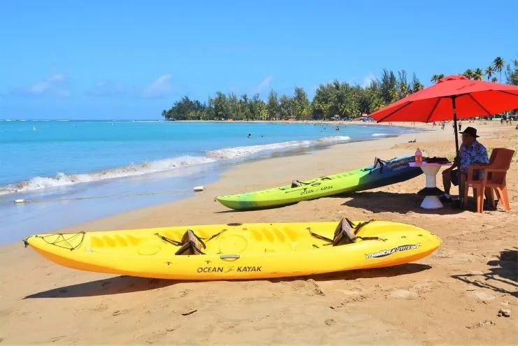 Kayaks en la arena de la playa de Luquillo