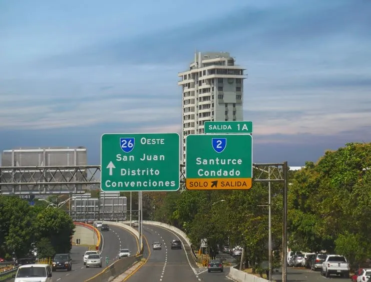 Rótulo de carretera hacia Condado y San Juan