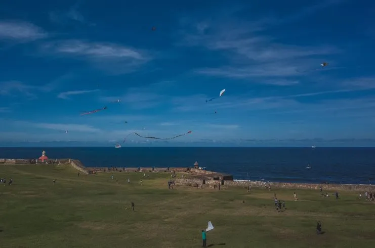 imagen de personas volando cometas en El Morro