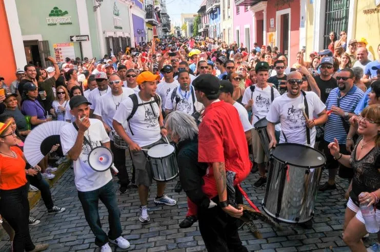imagen de gente divirtiéndose durante un festival en la Calle San Sebastián