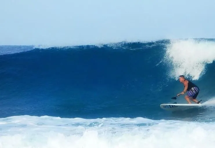 Un surfer en Wilderness