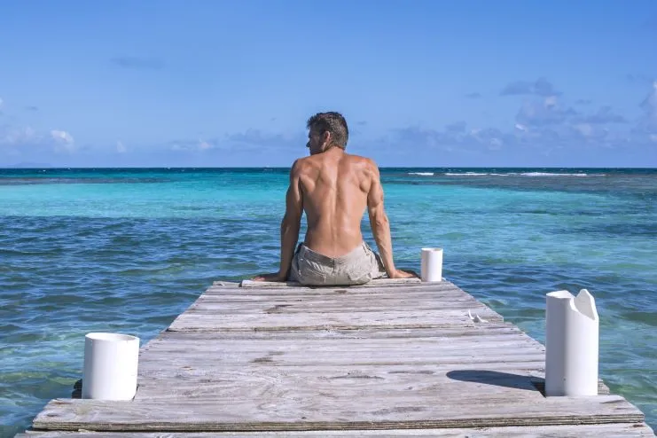 Una turista sentada en la playa