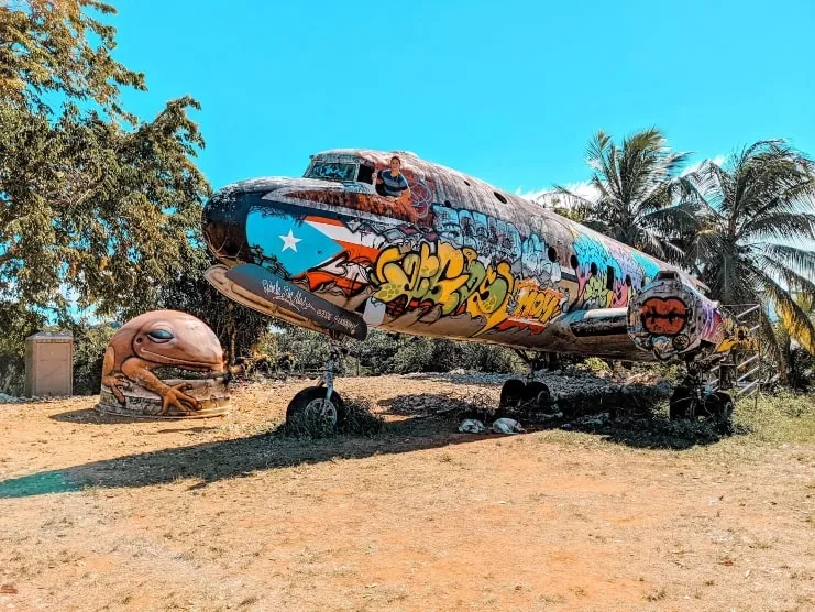 Avión abandonado con grafiti cerca del aeropuerto de Aguadilla