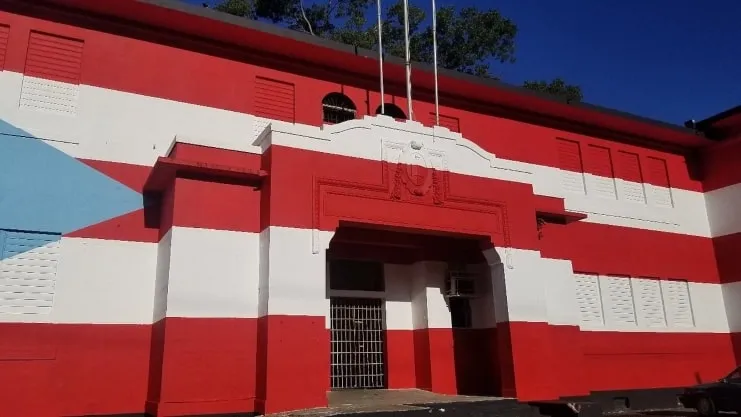 Bandera de Puerto Rico pintada en una pared en Aguadilla