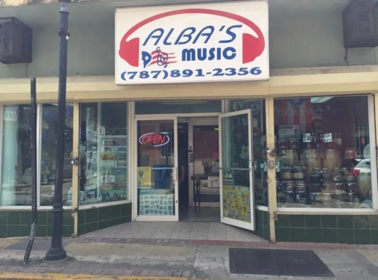 Interior de Alba’s Music en Aguadilla