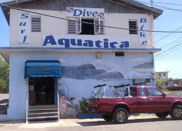 Fachada del dive shop Aquatica en el área de Martinica, Aguadilla
