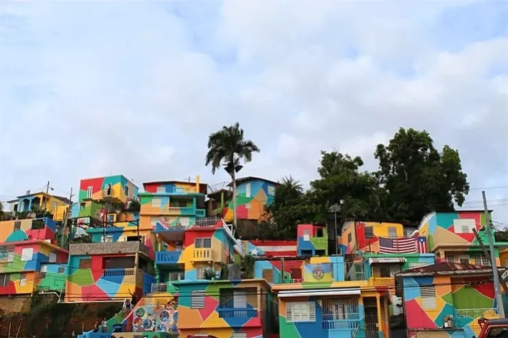 Casas de colores del Cerro Cabrera en Aguadilla