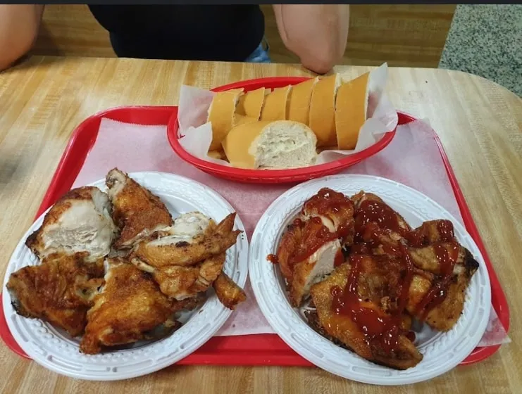 Pollo frito de Eliseo con pan