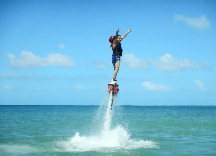 imagen de una muchacha en un flyboard