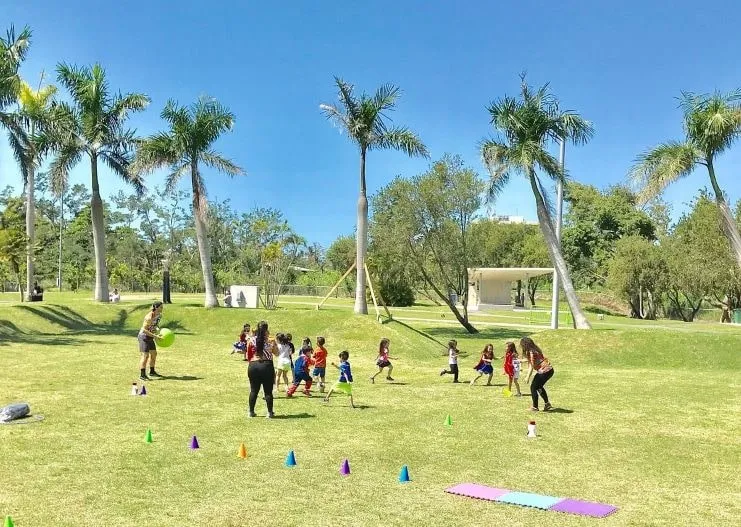 imagen de niños jugando en el parque Luis Muñoz