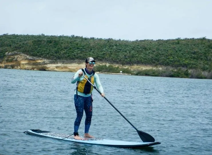 imagen de una muchacha haciendo paddle board en Vieques
