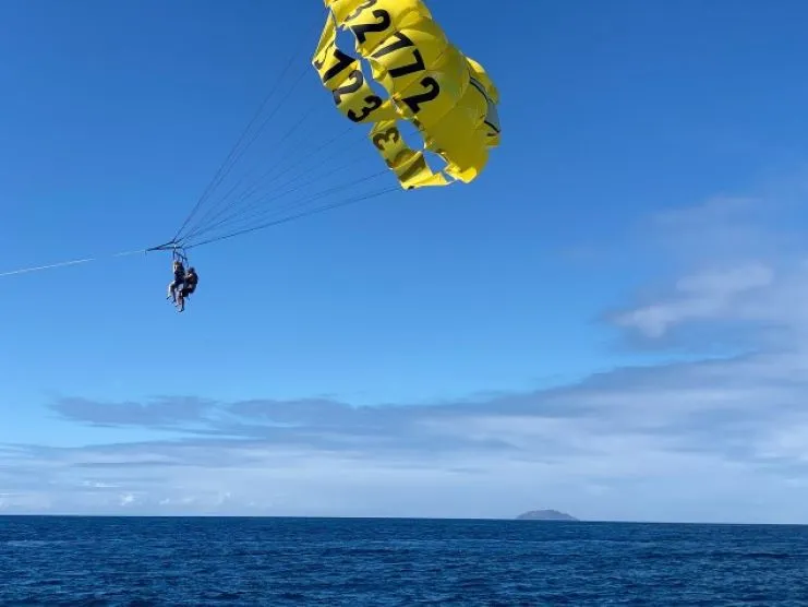 image of a parasailing experience in Rincón