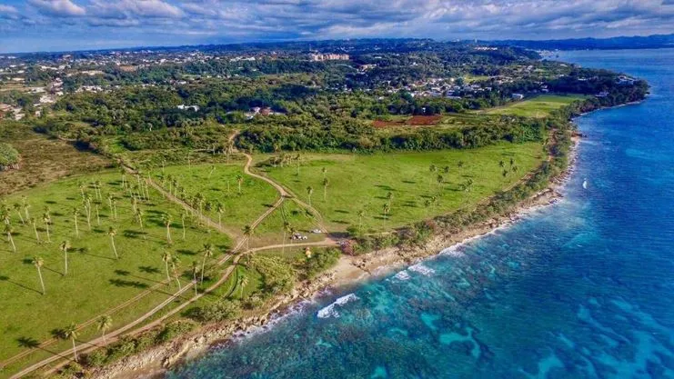 Costa de Playuelas con acantilados, vegetación y mar abierto