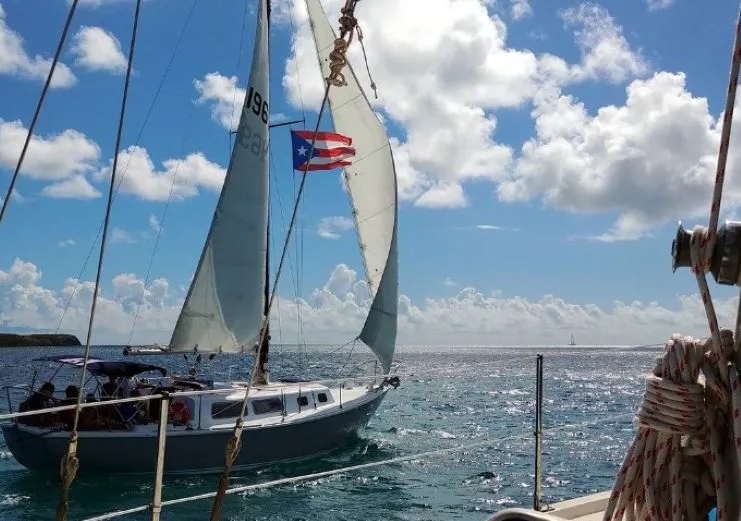 imagen de un charter privado de vela en Vieques