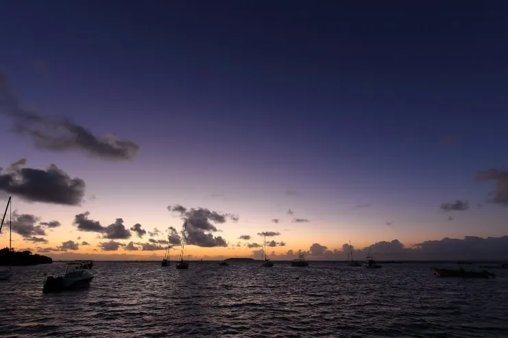 Siluetas de veleros al amanecer