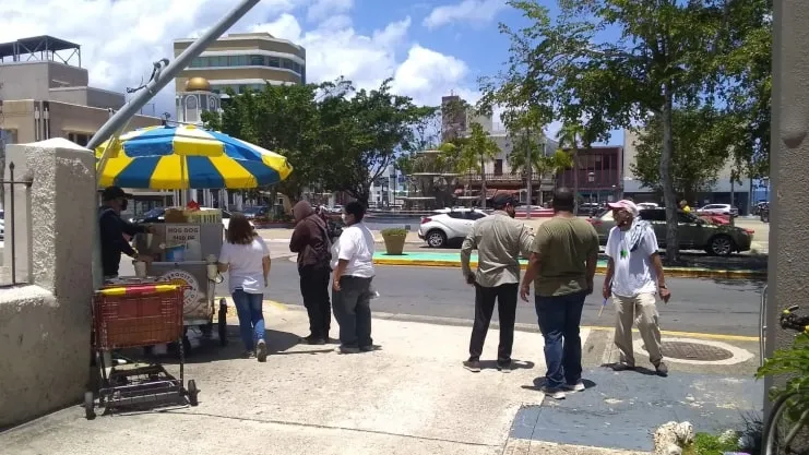 Puesto de hot dogs frente a la iglesia en la plaza de Aguadilla