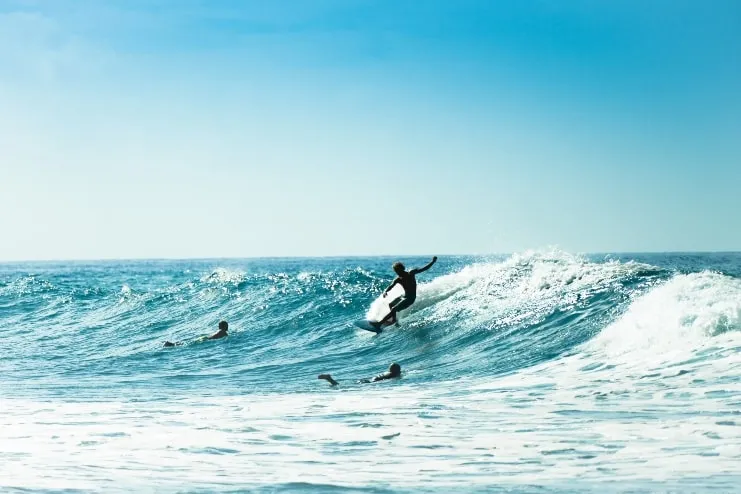 Jóvenes surfeando en Aguadilla