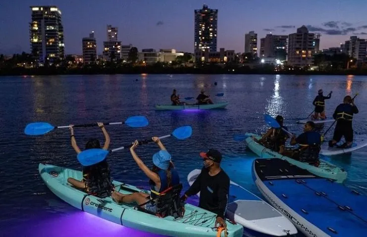 imagen de un kayak nocturno en la laguna de Condado