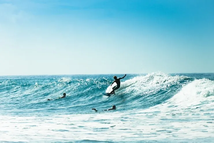 Surfistas en el mar frente a Rincón