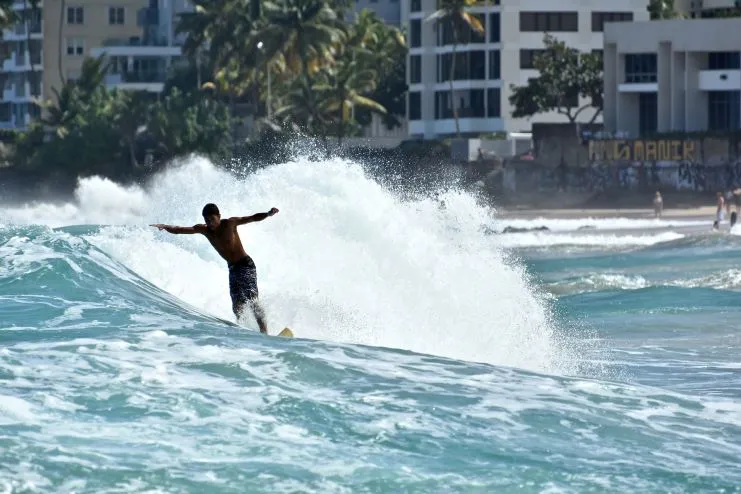 imagen de un chico surfeando en Condado
