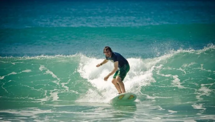 imagen de un muchacho surfeando en Luquillo