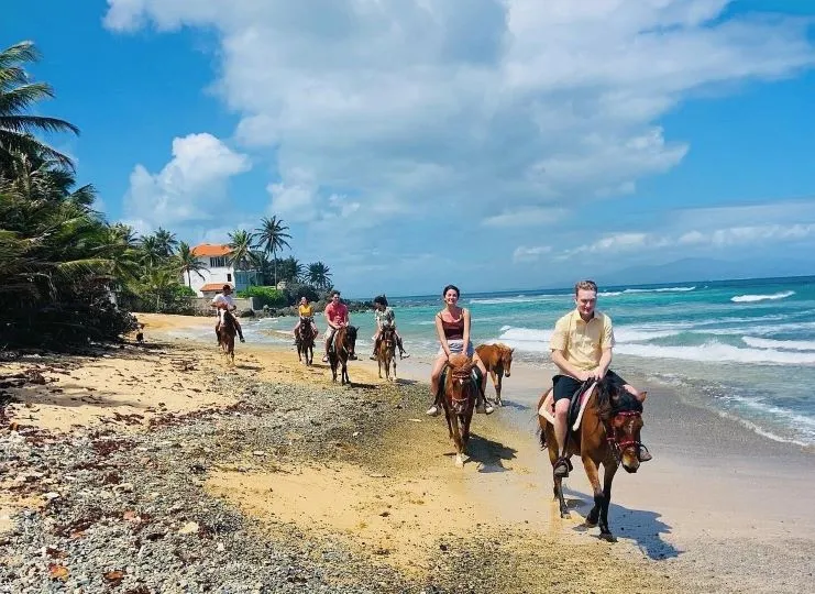 imagen de un grupo de personas montando a caballo en Vieques