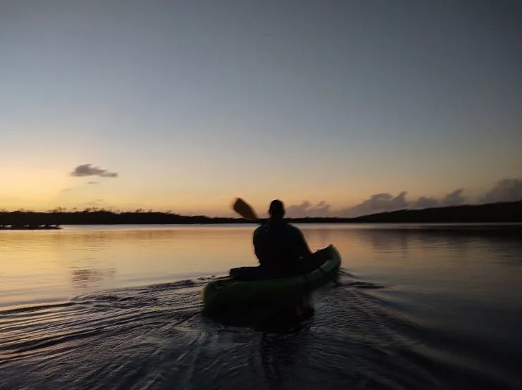 Kayak en la bahía Mosquito de noche