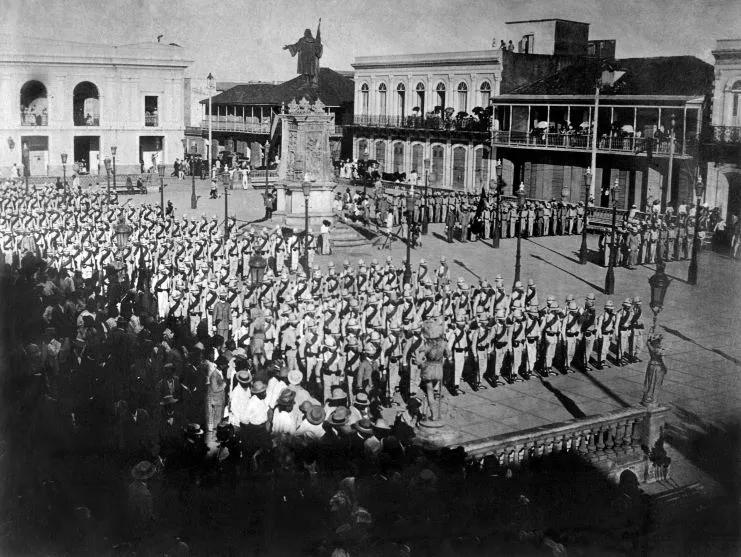 Tropas españolas saliendo de Mayagüez en 1898