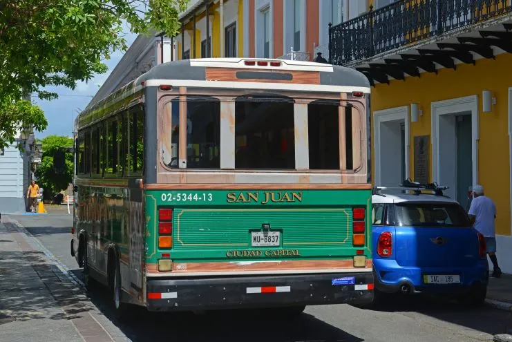 imagen de una guagua pública en PR