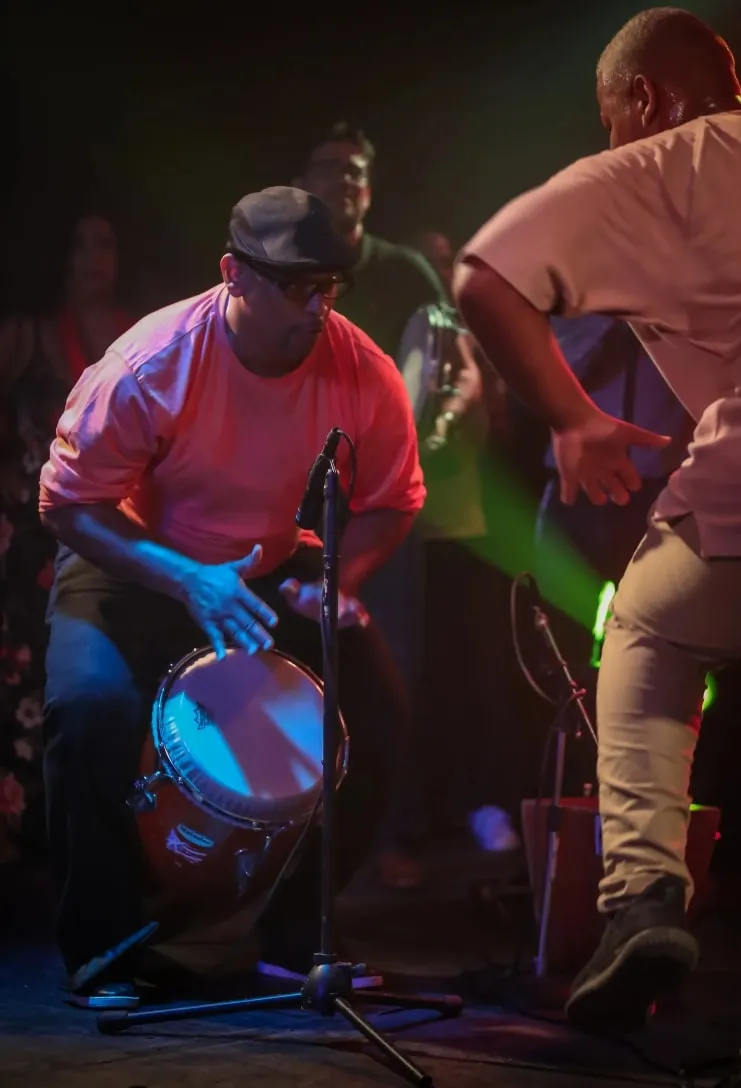 imagen de personas tocando instrumentos