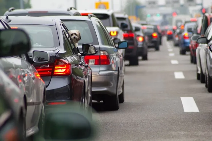 imagen de carros en la autopista en un tapón
