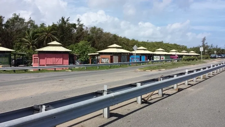 imagen de casas al lado de la carretera