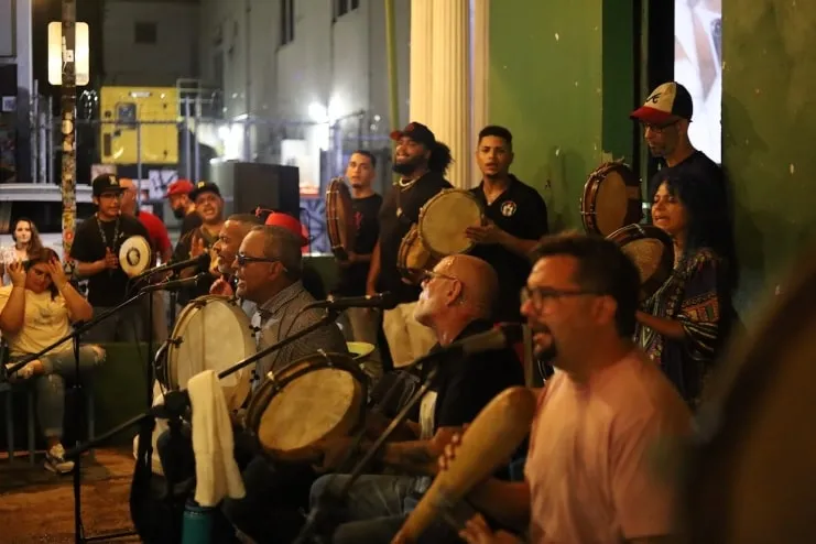 imagen de una banda de música en vivo