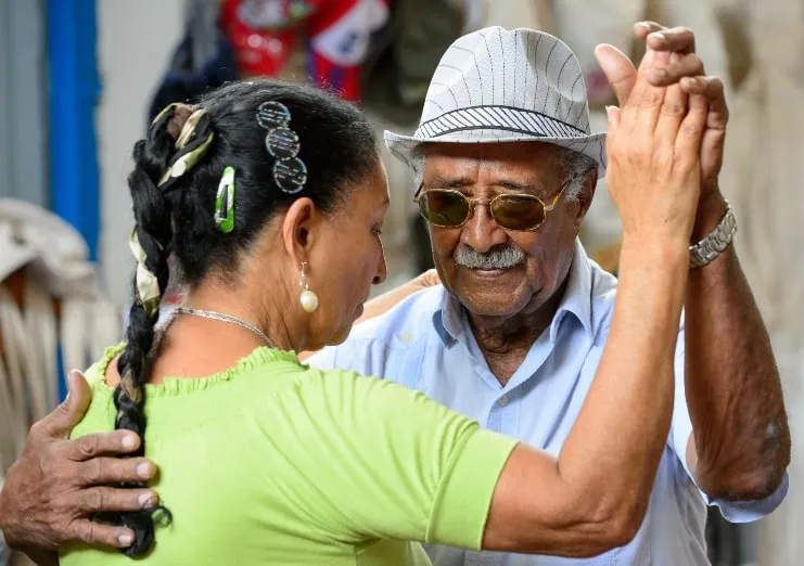 imagen de una pareja mayor bailando salsa