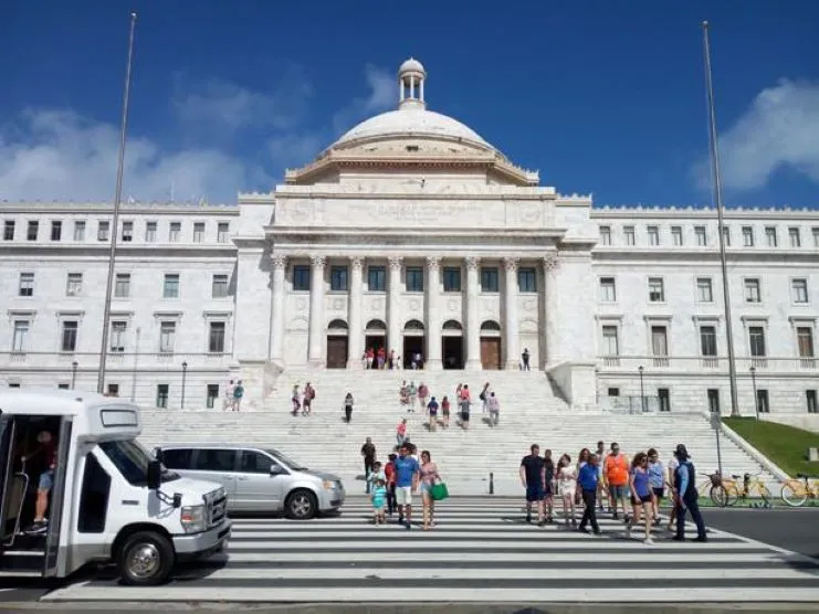 Turistas entrando al Capitolio de Puerto Rico