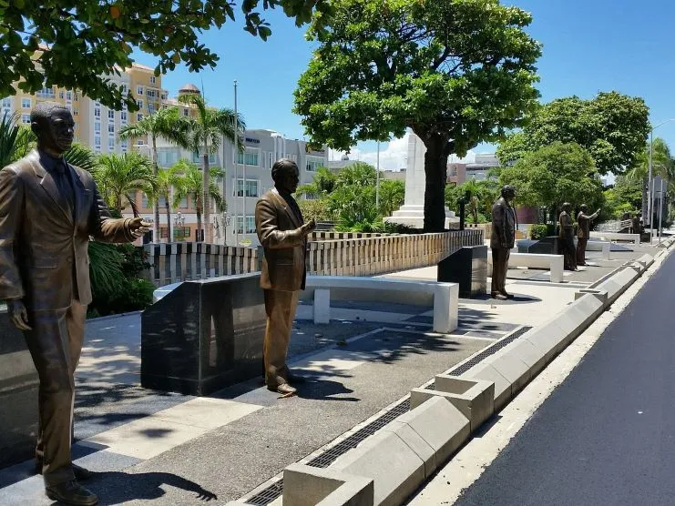 Estatuas de presidentes de EE. UU. que visitaron Puerto Rico frente al Capitolio