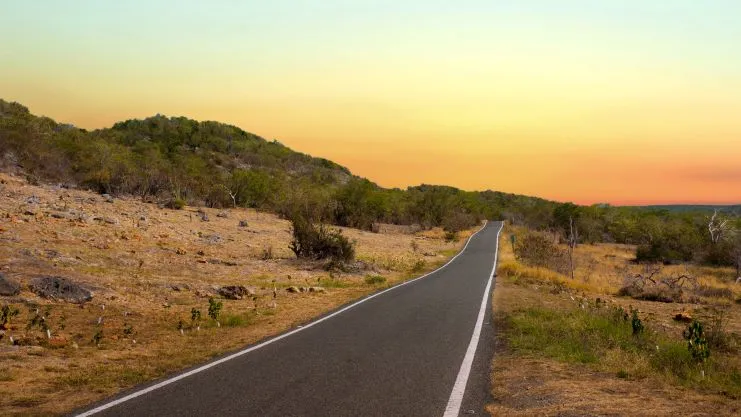 Una carretera de Guánica al atardecer