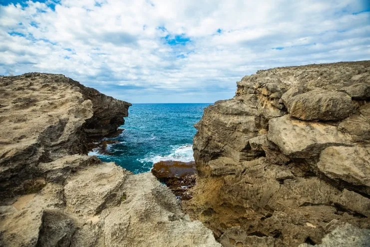 imagen de una vista al océano desde los acantilados en Cueva del Indio