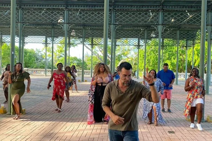 imagen de un grupo de personas bailando salsa
