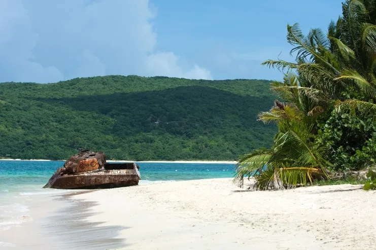 image of a military tank of Flamenco beach