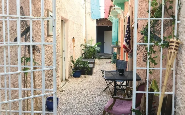 Courtyard at Hostel H1 Miramar