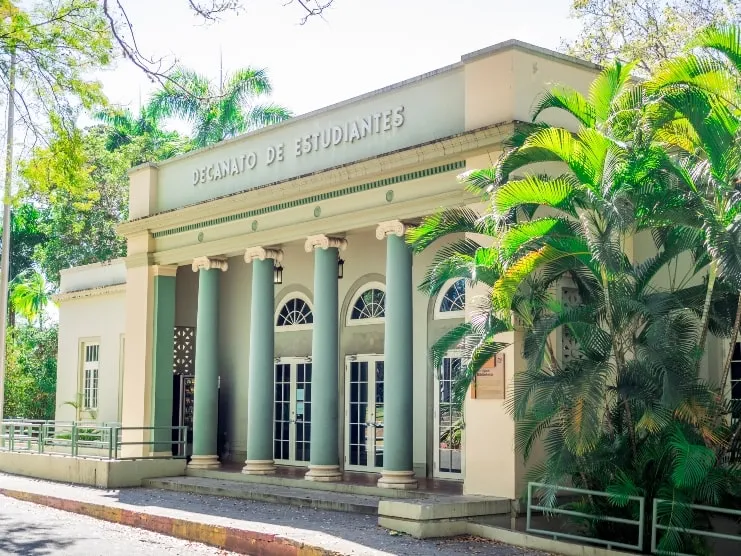 fachada del Decanato del Recinto Universitario de Mayagüez