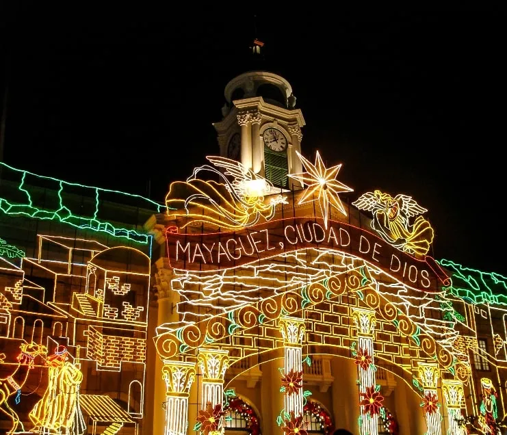 luces navideñas frente a la Alcaldía
