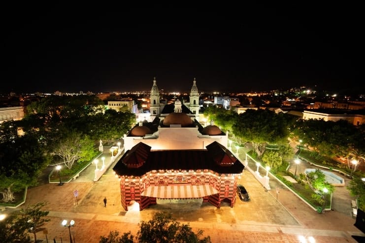 image of caribbean city streets night time