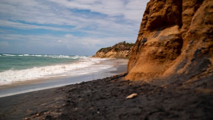 image of the black sand in Playa Negra