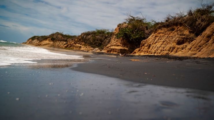 image of the black sand in Playa Negra