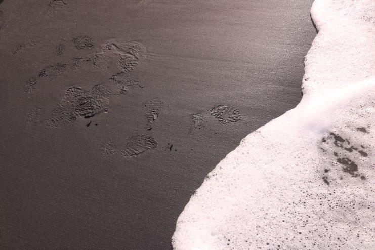 image of the black sand in Playa Negra