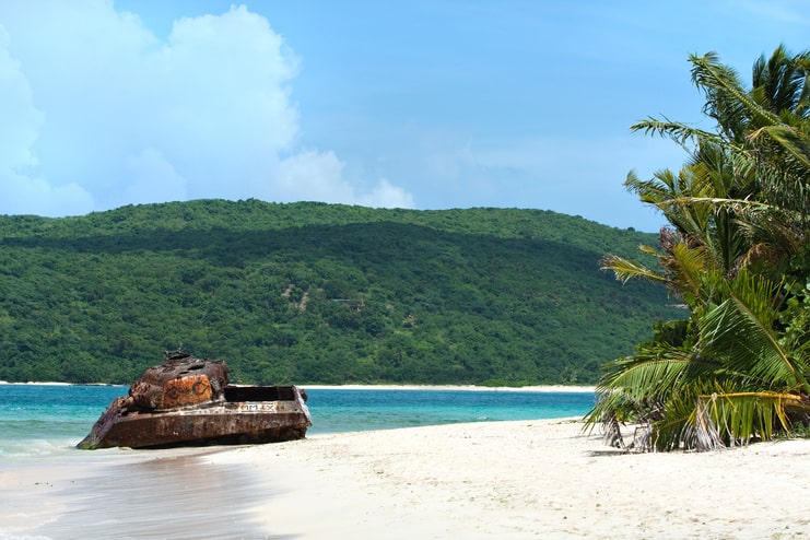 image of the rusted war tank in Flamenco Beach