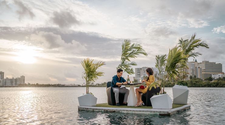 image of the floating picnic/dinner at Condado Lagoon